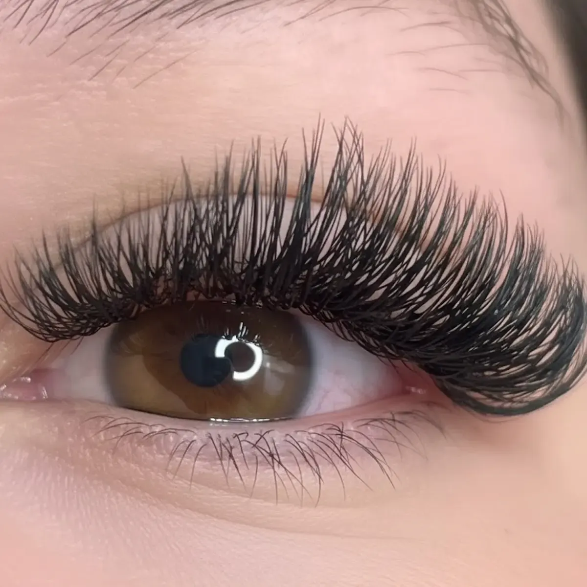 eye with U-SHAPE Eyelash Extension